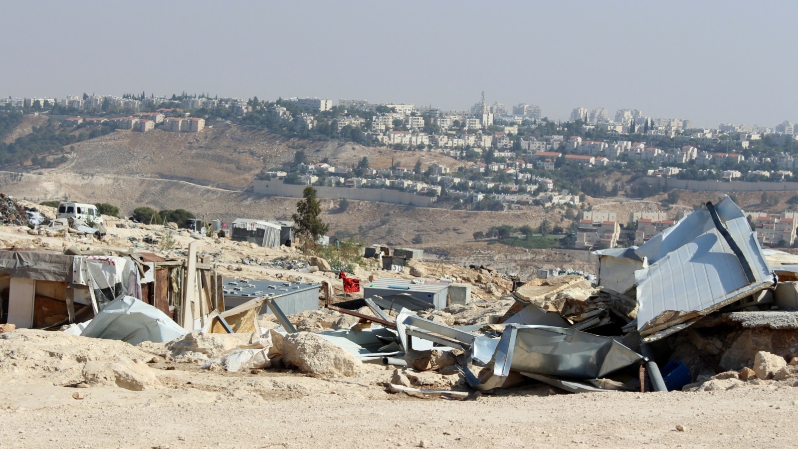 سلطات الاحتلال الإسرائيلي تهدم منشآت سكنية فلسطينية وتقيم مستوطنات كبيرة على أراضي المقدسيين (الجزيرة نت)