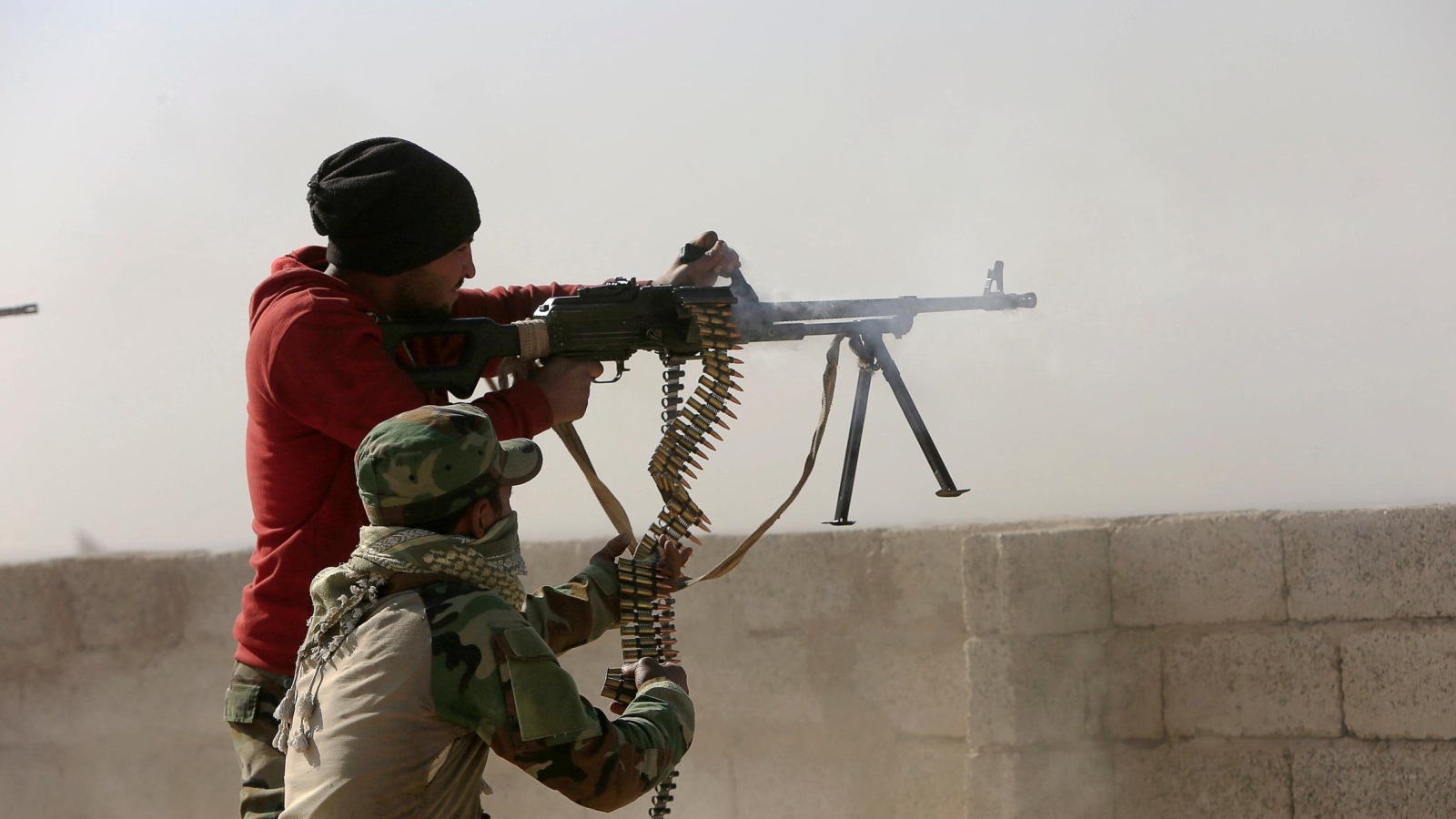 ‪عناصر من الجيش العراقي أثناء استهدافهم مواقع التنظيم جنوب الموصل‬  (رويترز)