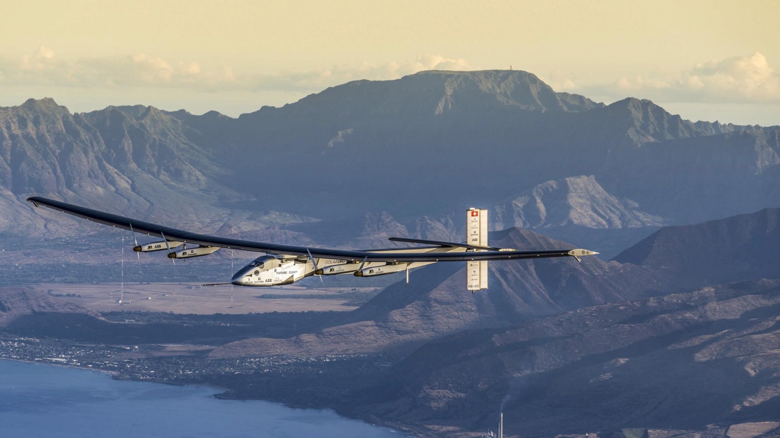 ‪طائرة إمبلس 2 أصبحت أول طائرة تطوف حول العالم باستخدام الطاقة الشمسية وحدها‬ (رويترز)