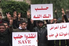 نظم عشرات الناشطين اللبنانيين والسوريين وقفة تضامنية مع مدينة حلب عقب صلاة الجمعة في منطقة "طريق الجديدة" في بيروت.