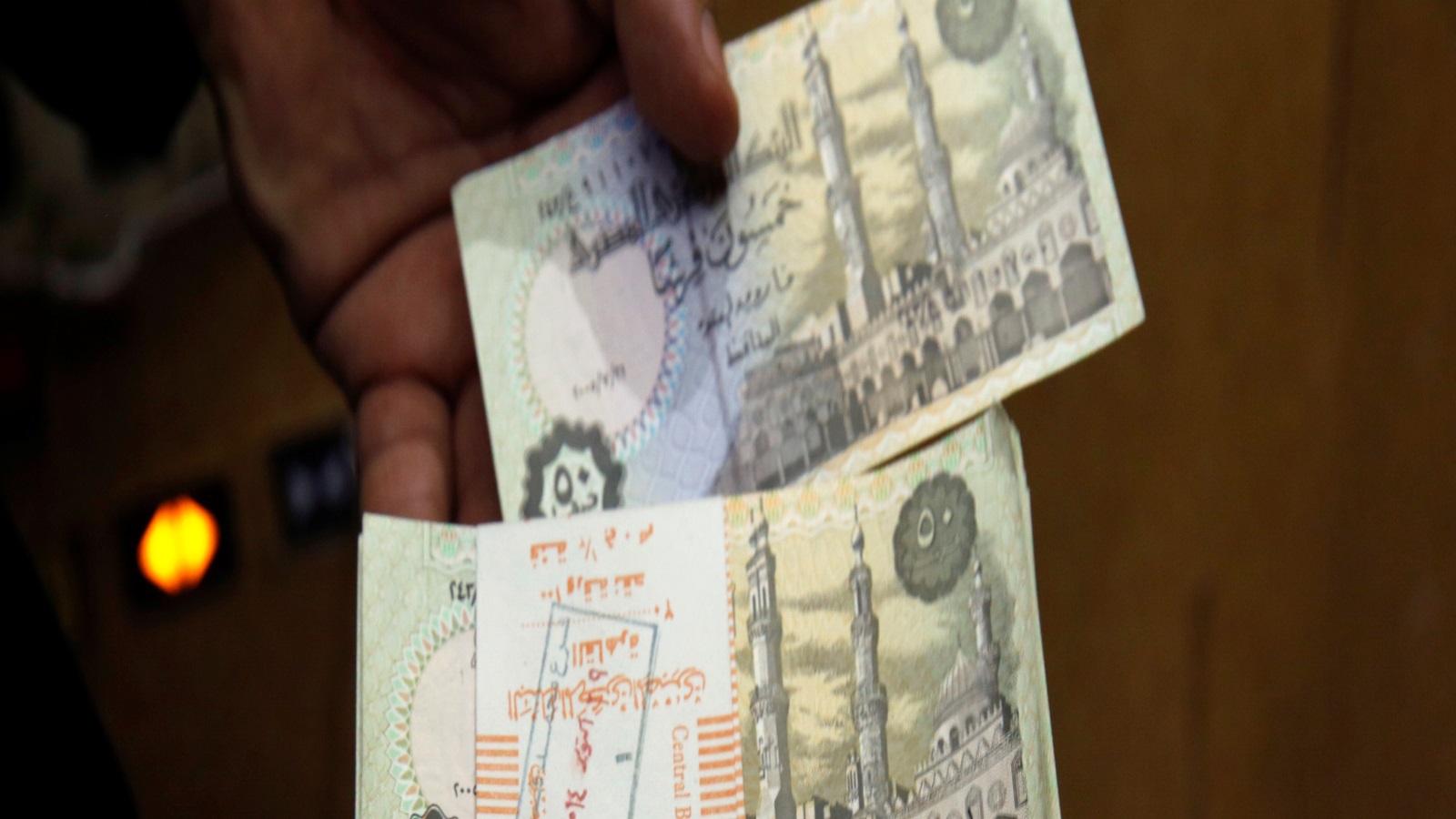 تعويم الجنيه المصري عقب انخفاض كبير في سعره مقابل الدولار (رويترز)