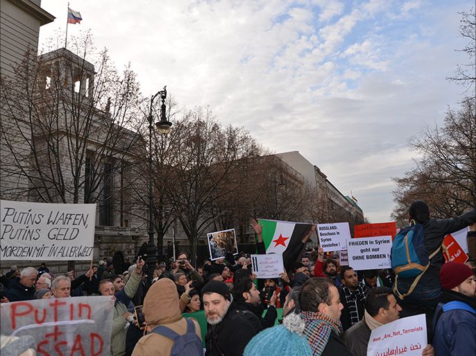 مئات المتظاهرين أمام سفارة روسيا ببرلين حملوا بوتين مسئولية جرائم الحرب ضد المدنيين بسوريا. الجزيرة نت