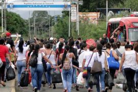 A handout picture provided by La Opinion Newspaper on 06 July 2016 shows Venezuelan women going back to their country after buying supplies in Cucuta, Colombia, on 05 July 2016. Approximately 500 Venezuelan women crossed through the closed international bridge, defying the Guardia Nacional members,into Cucuta to buy food and others supplies they can not find in their country. EPA/Jean Carlo Estupiñán / Diario La Opinión HO