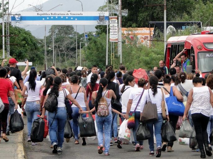 A handout picture provided by La Opinion Newspaper on 06 July 2016 shows Venezuelan women going back to their country after buying supplies in Cucuta, Colombia, on 05 July 2016. Approximately 500 Venezuelan women crossed through the closed international bridge, defying the Guardia Nacional members,into Cucuta to buy food and others supplies they can not find in their country. EPA/Jean Carlo Estupiñán / Diario La Opinión HO