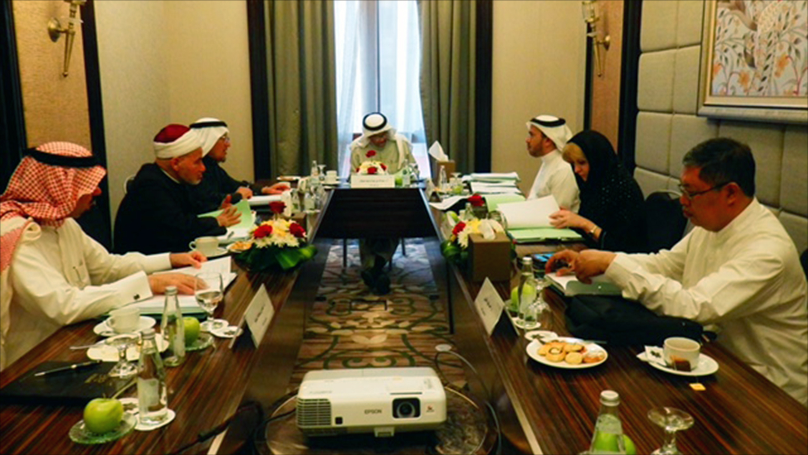 ‪اجتماع بين مركز الملك عبد الله لخدمة العربية ومؤسسة أخرى تعنى بلغة الضاد‬ (الجزيرة)