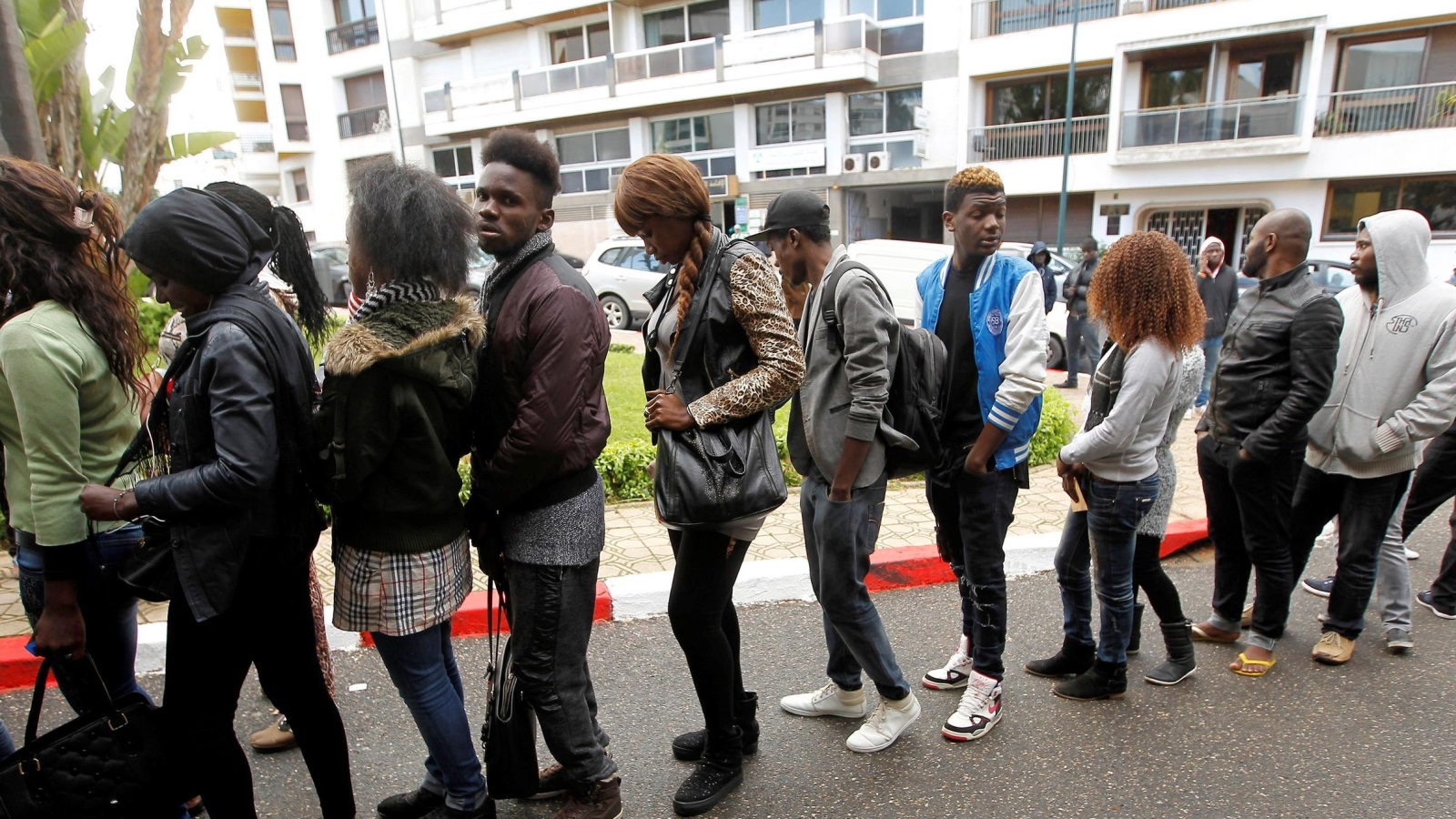 ‪طابور من المهاجرين الأفارقة ينتظرون تقديم طلبات تسوية لأوضاعهم لدى سلطات الرباط‬ (رويترز)