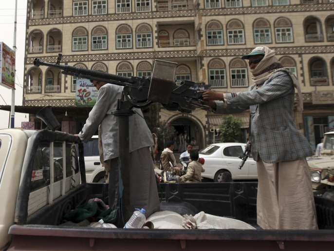 ‪مسلحون من مليشيا الحوثي في معقلهم بصعدة‬ (رويترز-أرشيف)