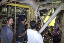 عمال يقومون بالصيانة لأحد محطات الكهرباء في عدن الجزيرة نت