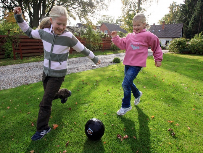الرياضة تساعد الأطفال على تعلم كيفية استخدام الجسم بشكل سليم. (النشر مجاني لعملاء وكالة الأنباء الألمانية "dpa". لا يجوز استخدام الصورة إلا مع النص المذكور وبشرط الإشارة إلى مصدرها. ) عدسة: dpa