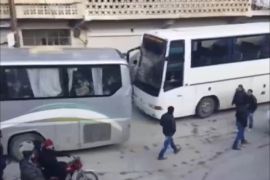 طليعة الحافلات التي تـُقل مقاتلين من المعارضة المسلحة في وادي بردى بريف دمشق انطلقت نحو إدلب شماليَ سوريا.