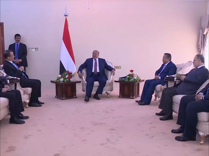 إسماعيل ولد الشيخ أحمد يصل إلى عدن للقاء الرئيس هادي وبحثِ إمكانيةِ استئنافِ مشاوراتِ حلِّ الأزمةِ اليمنية.