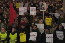 تظاهر مئات من النرويجيين والمهاجرين المقيمين، أمام البرلمان النرويجي احتجاجا على قرار الرئيس الأمريكي دونالد ترمب،