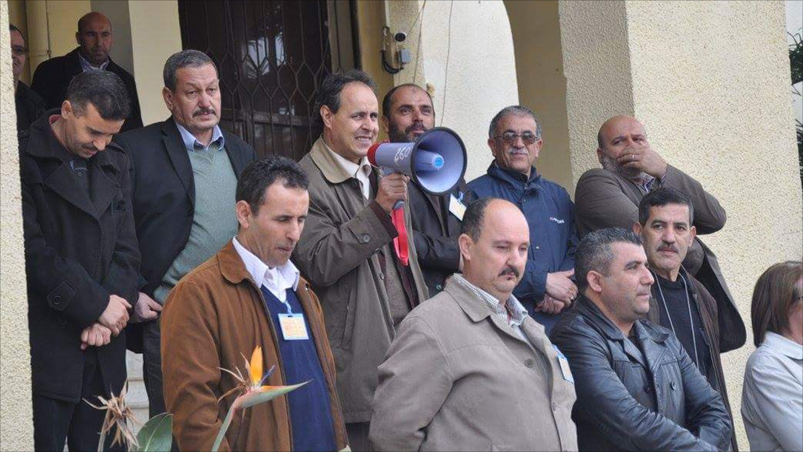 ‪وقفة احتجاجية لنقابة المجلس الوطني لأساتذة التعليم الثانوي التقني بالجزائر‬ (الجزيرة)
