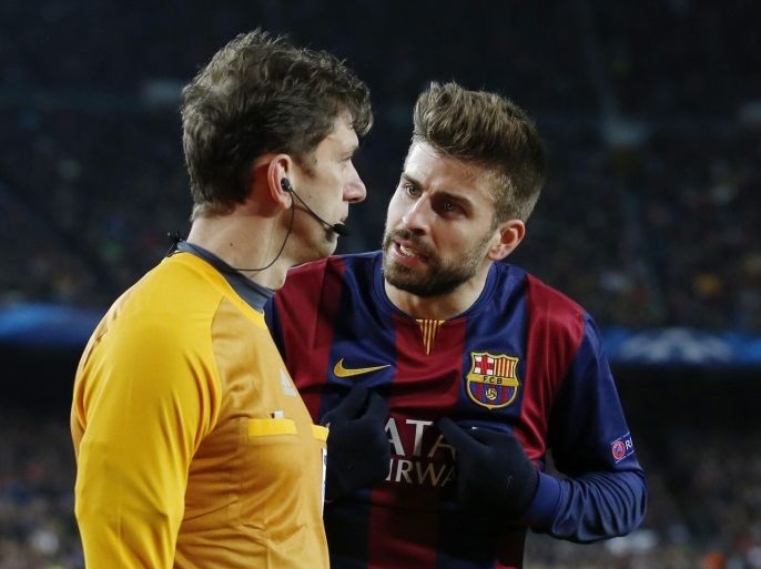 Football - FC Barcelona v Manchester City - UEFA Champions League Second Round Second Leg - The Nou Camp, Barcelona, Spain - 18/3/15 Barcelona's Gerard Pique remonstrates with referee Gianluca Rocchi after he awarded a penalty to Manchester City Action Images via Reuters / Carl Recine Livepic EDITORIAL USE ONLY.