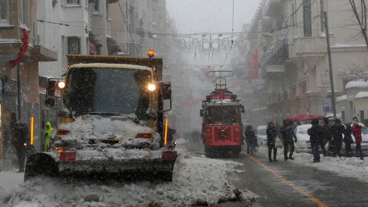 A snow cutter cleans the main shopping and pedestrian street of Istiklal in central Istanbul, Turkey January 7, 2017. REUTERS/Murad Sezer