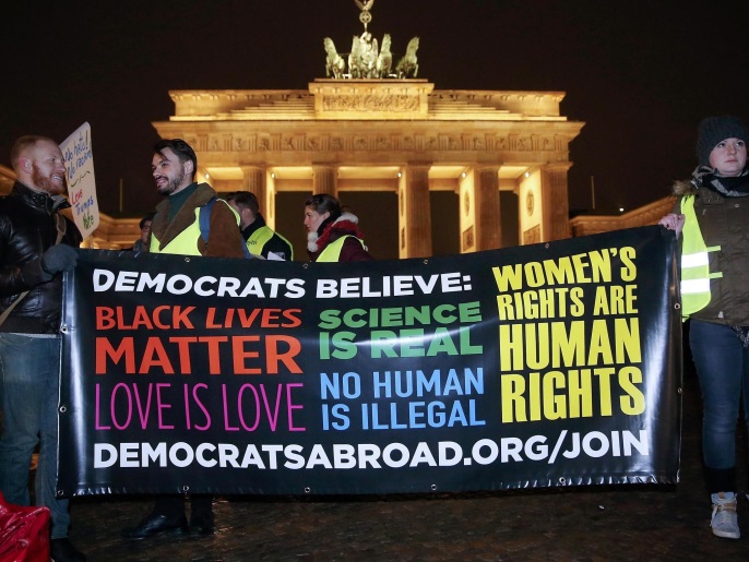 ‪مسيرة ضد تنصيب الرئيس الأميركي دونالد ترمب أمام بوابة براندنبورغ في برلين‬ (رويترز)