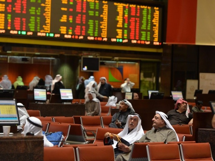 Kuwaiti traders sit on the trading floor of the Kuwait Stock Exchange, Kuwait, 16 January 2017. Kuwait's stock market index is up by over 8 percent since the beginning of the year.