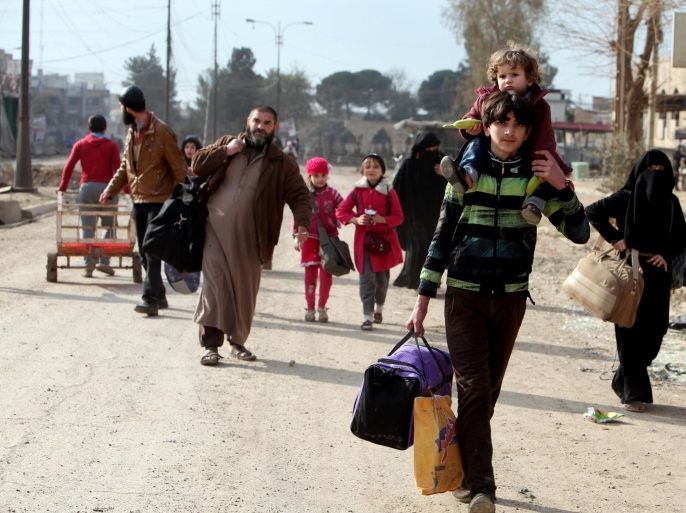 Displaced people flee during a battle with Islamic State militants, in al-Zuhoor neighborhood of Mosul, Iraq, January 8, 2017. REUTERS/Azad Lashkari