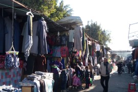 صورة لأحد الأسواق التي تنتشر فيها محلات الملابس المستعملة الصورة خاصة للجزيرة نت