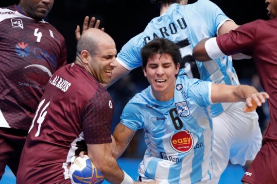 Men's Handball - Argentina v Qatar - 2017 Men's World Championship Main Round - Group D - AccorHotels Arena in Bercy, Paris, France - 17/01/17 - Bassel Alrayes of Qatar and Diego Simonet of Argentina in action. REUTERS/Gonzalo Fuentes