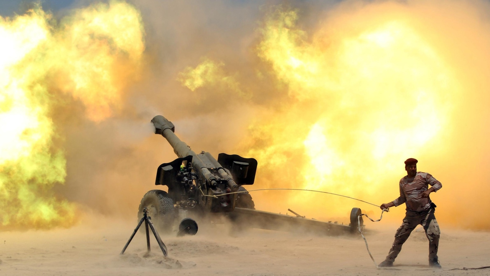 ‪أحد أفراد القوات العراقية يطلق قذائف مدفعية أثناء الاشتباك مع تنظيم الدولة قرب الفلوجة منتصف 2016‬ (رويترز)