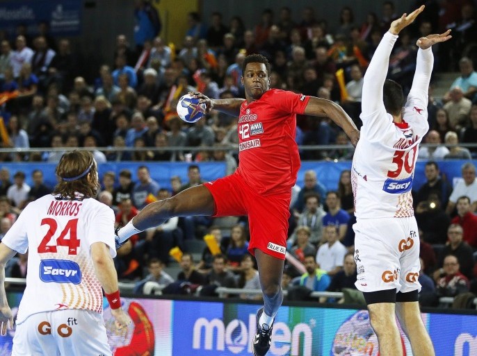 Tunisia's Wael Jallouz (C) in action against Spanish players Gedeon Guardiola (R) and Viran Morros (L) during the preliminary round match between Spain and Tunisia at the IHF Men's Handball World Championship in Metz, France, 14 January 2017.