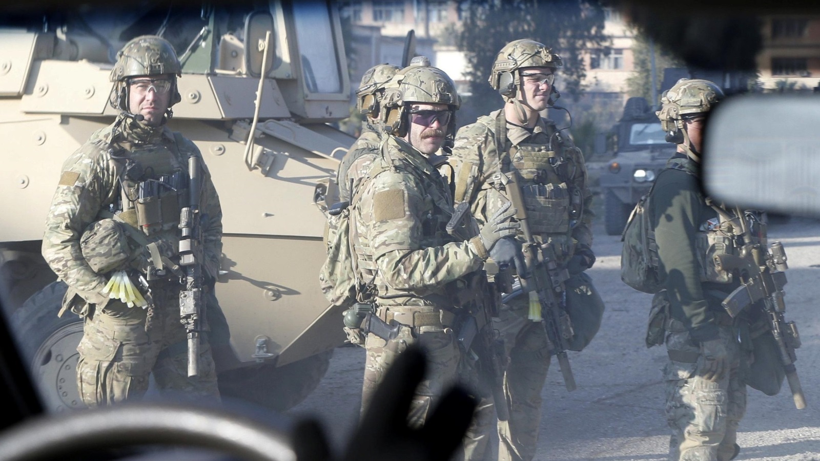 ‪جنود أميركيون في جامعة الموصل أثناء مواجهات بين قوات عراقية ومسلحي تنظيم الدولة‬  (رويترز)