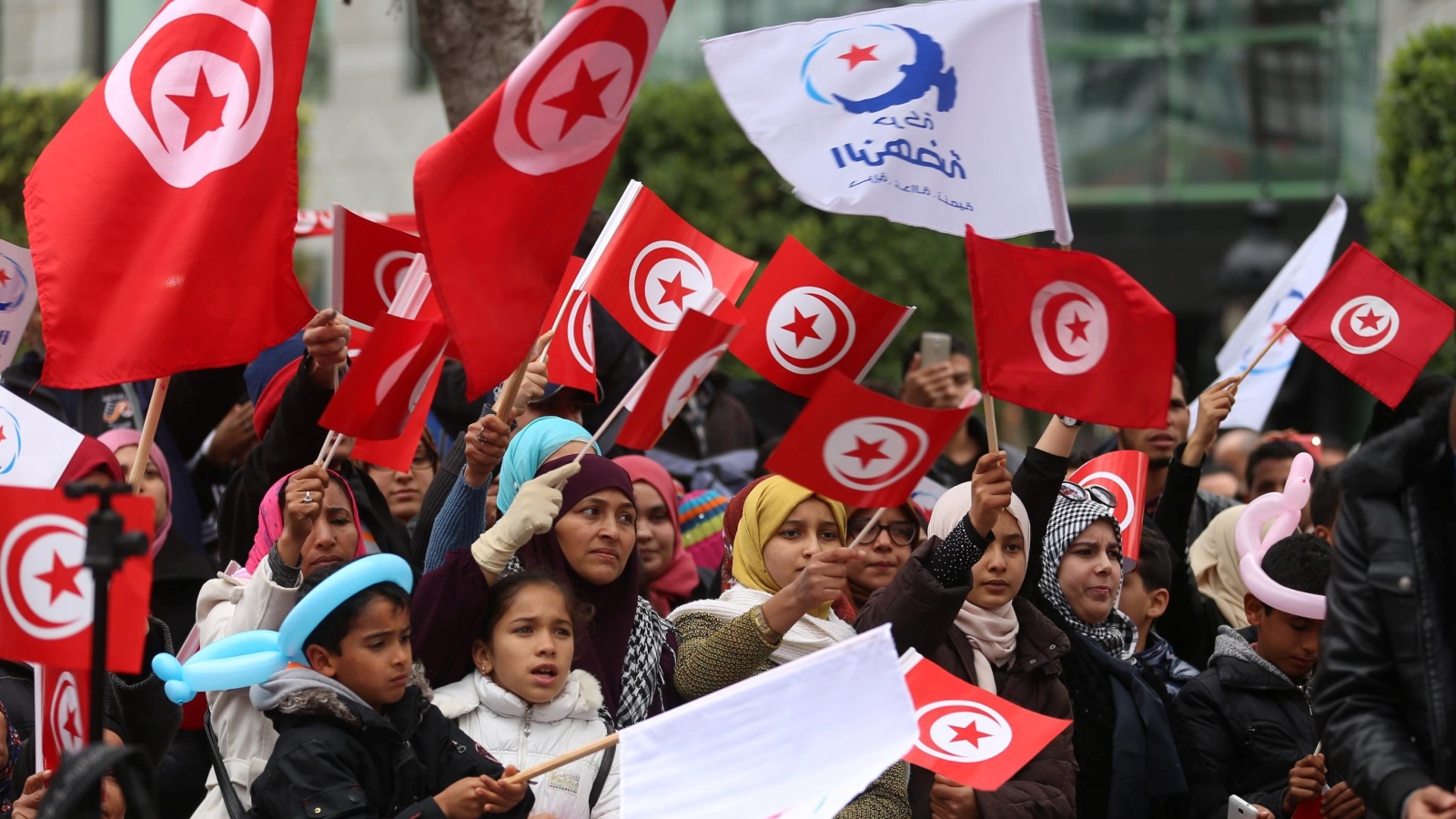 ‪تونسيات يشاركن في احتفال بمناسبة مرور ست سنوات على الثورة‬ (رويترز)