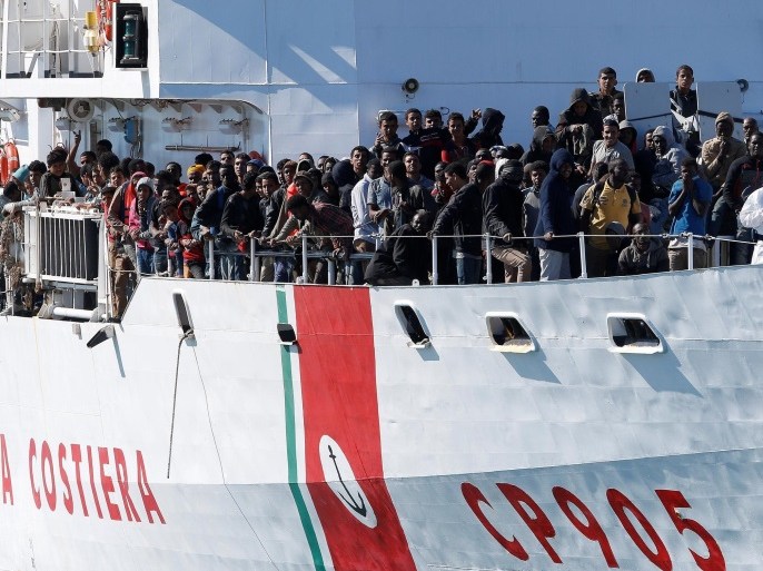 Migrants arrive by the Italian coastguard vessel Peluso in the Sicilian harbour of Augusta, Italy, May 13, 2016. REUTERS/Antonio Parrinello
