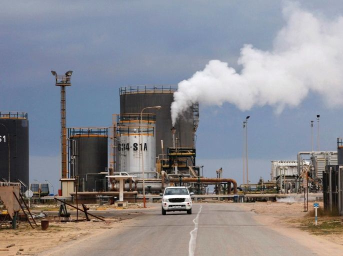FILE PHOTO: A general view shows an oil refinery in Zawia, Libya, December 18, 2013. REUTERS/Ismail Zitouny/File Photo