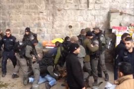 بلدية الاحتلال وجنوده ينكلون ببائع كعك في القدس