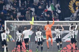 Juventus's players celebrate at the end of Italian Serie A soccer match Juventus vs Bologna at Juventus Stadium in Turin, Italy, 8 January 2017.