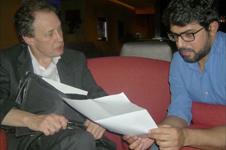الروائي الكويتي سعود السنعوسي (يمين) والمترجم البريطاني جوناثان رايت