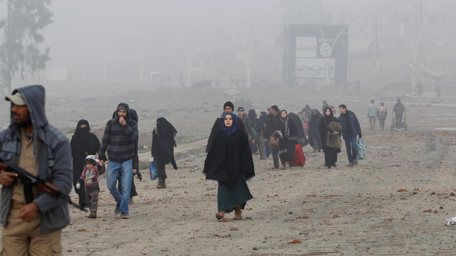 ‪مدنيون عراقيون أثناء نزوحهم اليوم من حي العربي‬ (رويترز)