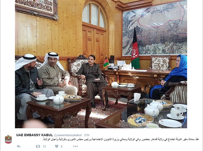 السفير الاماراتي يعقد اجتماع في ولاية قندهار بحضور والي الولاية ووزير الشؤون الاجتماعية