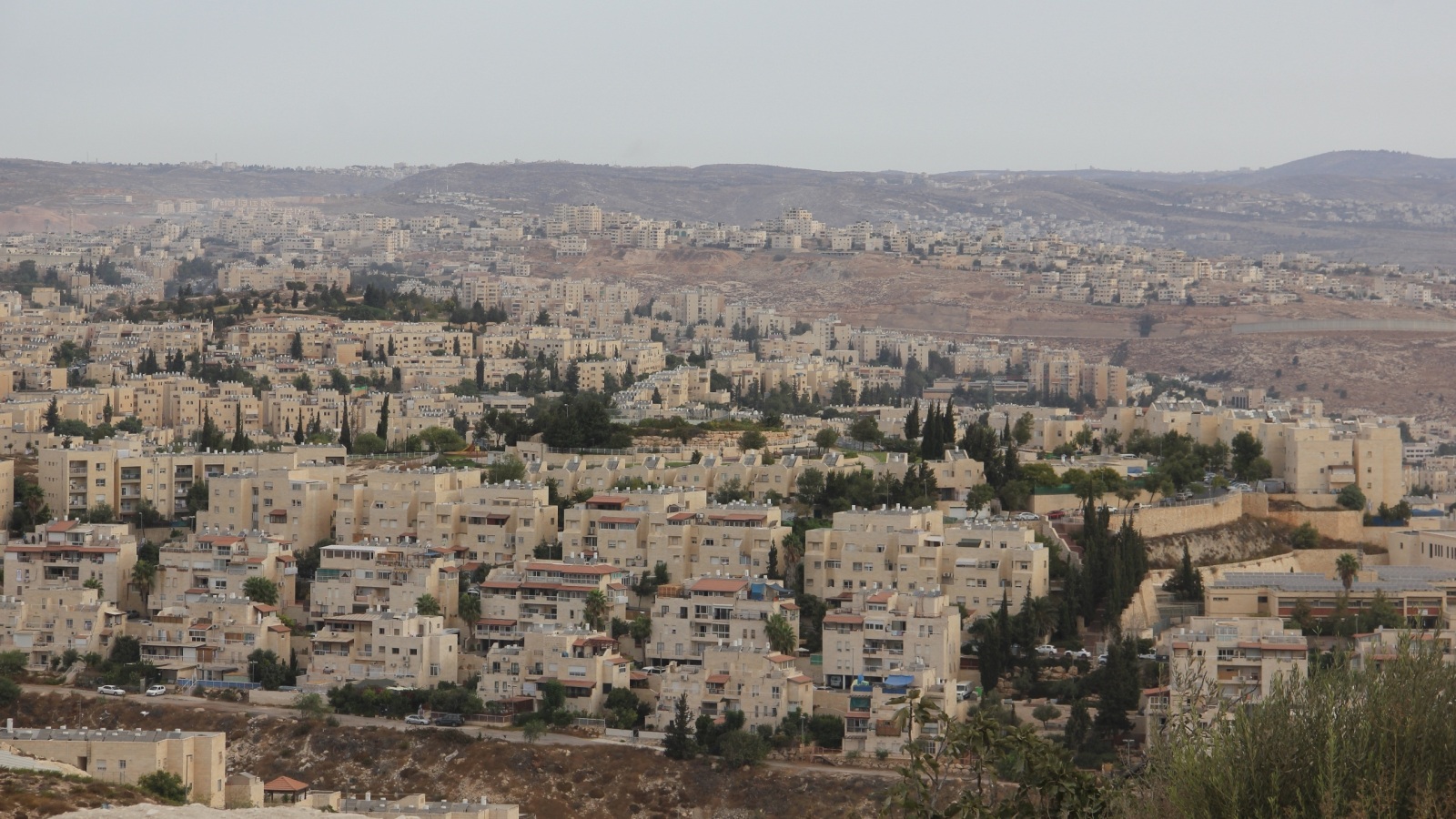 مستوطنة بسغات زئيف شمال شرق القدس تقوم سلطات الاحتلال بتوسعتها على حساب الفلسطينيين 