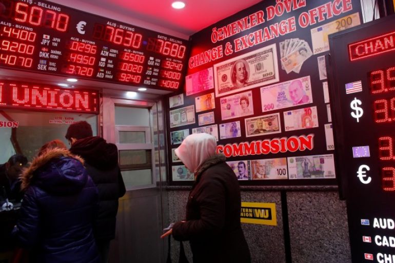 People change money at an currency exchange office in Istanbul, Turkey, December 6, 2016. REUTERS/Murad Sezer