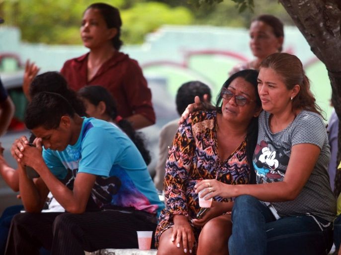 Relatives of prisoners await news in front of the Medical Legal Institute (IML) after the end of a bloody prison riot in the Amazon jungle city of Manaus, Brazil January 2, 2017. REUTERS/Michael Dantas EDITORIAL USE ONLY. NO RESALES. NO ARCHIVE.