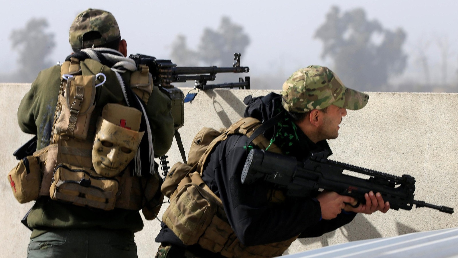 ‪عنصران من قوات الرد السريع العراقية أثناء اشتباك مع مسلحي تنظيم الدولة شرقي الموصل‬ (رويترز)