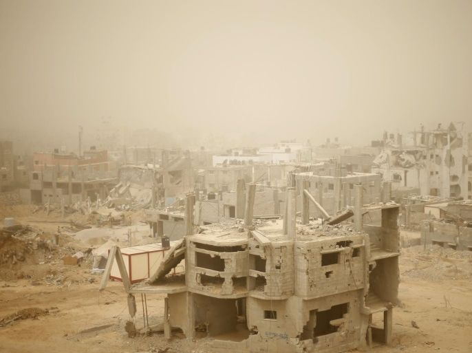 A general view shows ruins of houses that witnesses said were destroyed by Israeli shelling during a 50-day war in the 2014 summer, during a sandstorm in Gaza September 9, 2015. The heavy sandstorm swept across parts of the Middle East on Tuesday, killing two people and hospitalising hundreds in Lebanon and disrupting fighting and air strikes in neighbouring Syria. Clouds of dust also engulfed Israel, Jordan and Cyprus where aircraft were diverted to Paphos from Larnaca