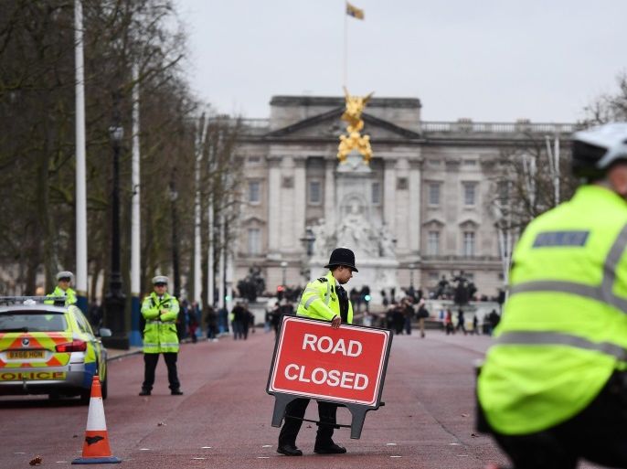 Police close The Mall outside Buckingham Palace in London, Britain, 21 December 2016. The London Met Police have closed roads for the Changing of the Guard outside Buckingham Palace and will step up security over the festive period following the 19 December truck attack in Berlin.