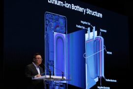 Samsung Electronics Mobile Communication President Koh Dong-Jin presents a diagram of the components in a phone battery during a press conference at Samsung's headquarters in Seoul, South Korea, 23 January 2017. Samsung decided to discontinue the Galaxy Note 7 in October 2016 after recalling millions of units worldwide over safety concerns. Samsung announced its findings on the battery design faults, that caused the recall of Note 7 phones, and introduced its new 8-Poi