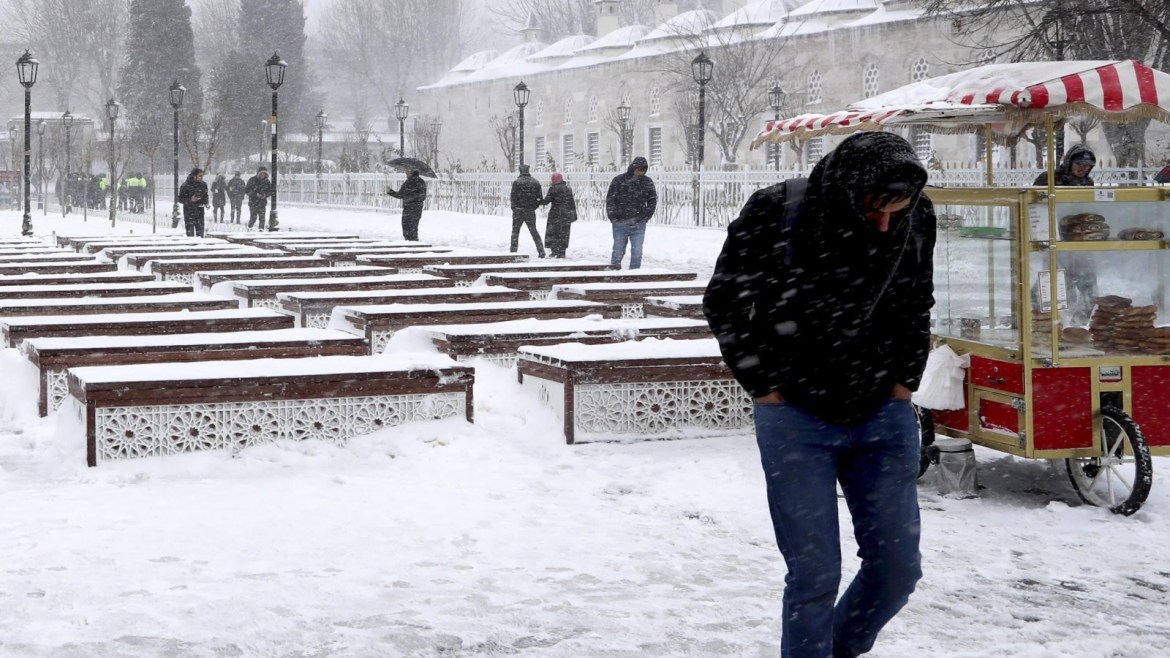 People walk in the snow in a park in front of Blue Mosque in Istanbul, Turkey, 07 January 2017. Due to heavy winter weather conditions in Istanbul, more than 200 domestic and international flights were cancelled.
