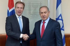 A handout photo made available by the Israeli government press office (GPO) on 12 January 2017 of Israeli Prime Minister Benjamin Netanyahu posing for the media with Norwegian Foreign Minister Borge Brende (L) prior to their meeting in Jerusalem, 12 January 2017. EPA/BEN GERSHOM/ISRAELI GOVERNMENT PRESS OFFICE / HANDOUT