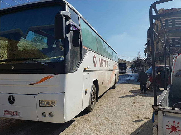 ‪حافلة تحمل الجرحى وكبار السن أثناء خروجها من وادي بردى‬ (ناشطون)