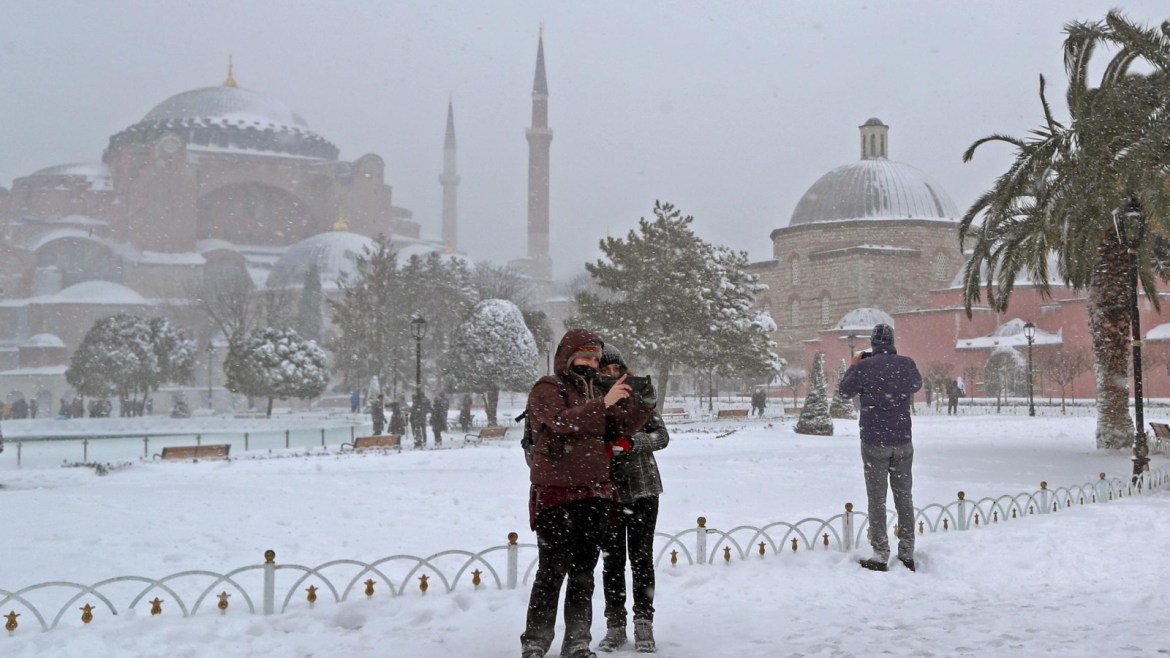 People enjoy taking a selfie in the snow in front of the Hagia Sophia Museum (L) in Istanbul, Turkey, 07 January 2017. Due to heavy winter weather conditions in Istanbul, more than 200 domestic and international flights were cancelled.