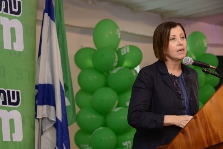 زعيمة حزب ميرتس الإسرائيلي المعارض زهافا غالئون تتحدث في أحد مؤتمرات الحزب