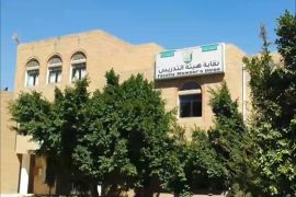 رفع مئات من الأطباء والمدرسين في جامعة صنعاء شارات حمراء إيذاناً بإضرابٍ عن العمل حتى السبت المقبل، احتجاجا على عدم استلام رواتبهم منذ أربعة أشهر.