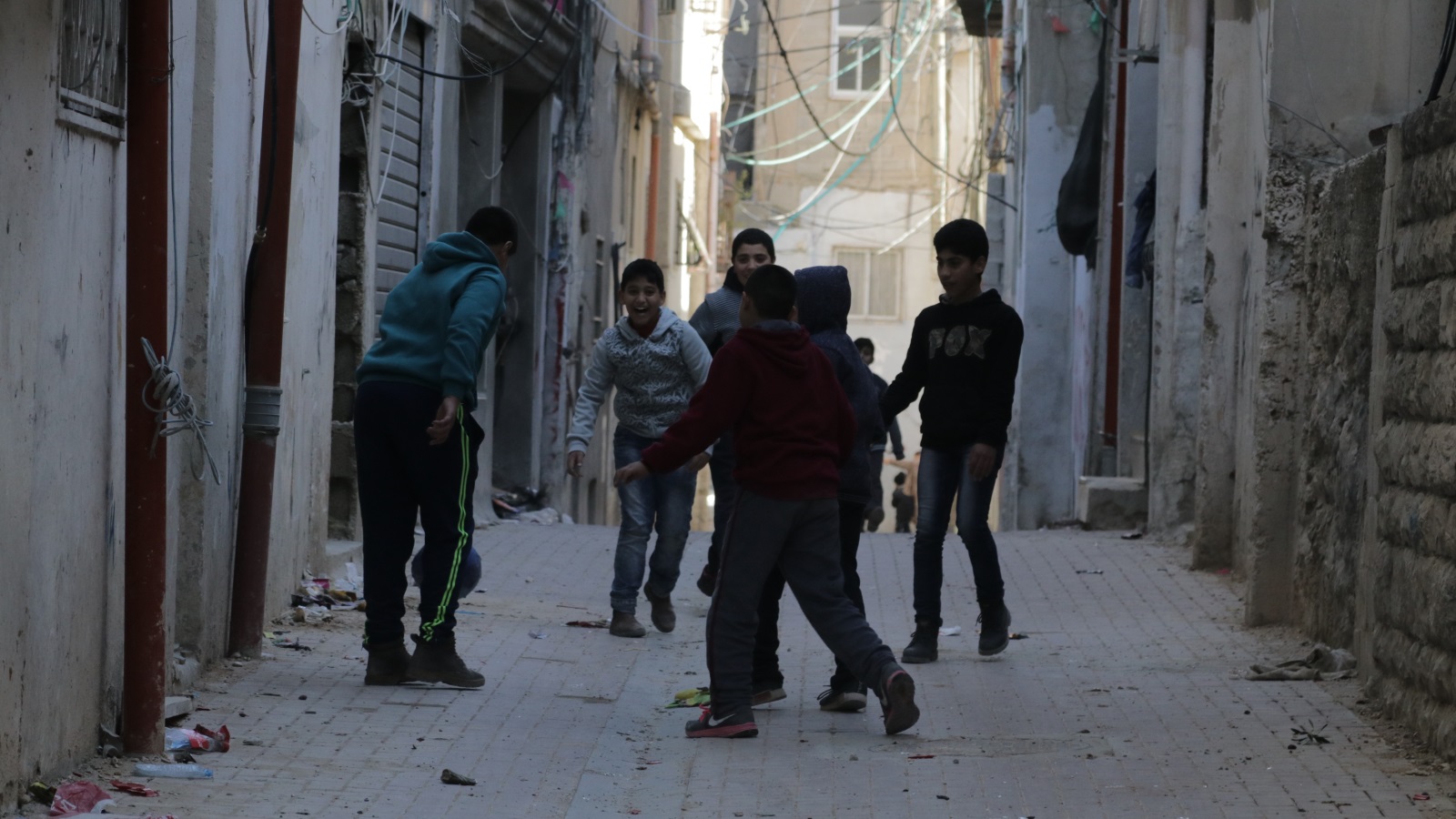 العائلات الفلسطينية في مخيم شعفاط مجبرة على دفع ضرائب لبلدية الاحتلال لكنها لا تتلقى أي خدمات (الجزيرة نت)