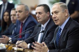 Israeli Prime Minister Benjamin Netanyahu (R) attends the weekly cabinet meeting at his office in Jerusalem, Israel, 06 November 2016.